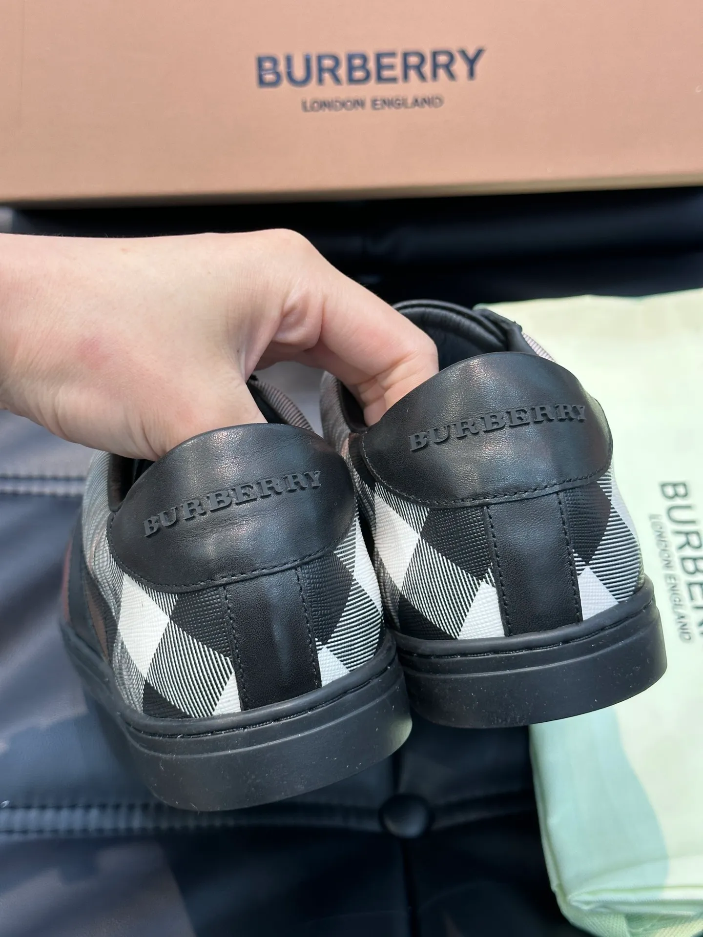 ¥380 B's men's classic low-top sneakers are reinterpreted in Vintage plaid cotton material and decorated with a new brand logo. First-layer cowhide lining, embossed Burberry logo on the heel, and original TPU outsole! Size: 38-44 (45 46 customized)